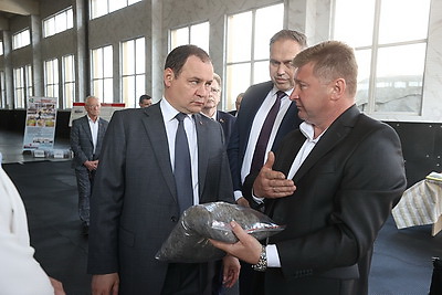 Головченко ознакомился с производством резиновых напольных покрытий на предприятии под Гродно