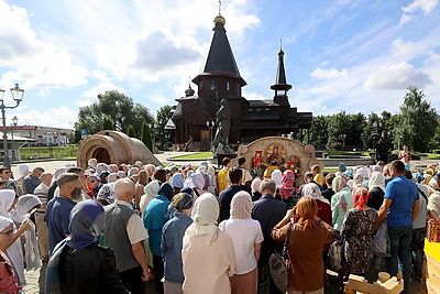 Медовая ярмарка прошла в Минске у храма-памятника в честь Всех Святых