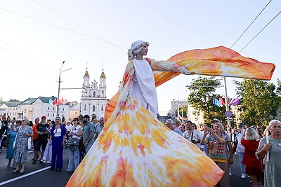 Парад фестиваля уличного искусства \"На семи ветрах\" состоялся во время \"Славянского базара\"