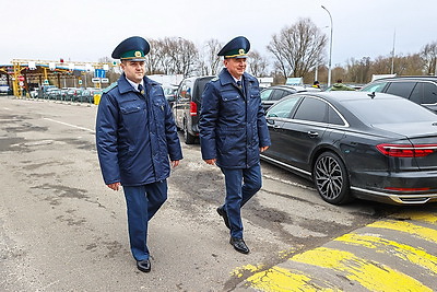 Таможенный пост \"Варшавский мост\" за сутки пересекают около 2 тыс. легковушек и 180 автобусов