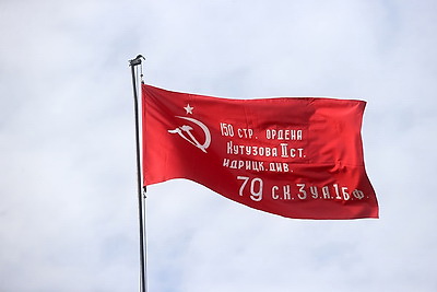 Знамя Победы подняли над Гродненским драматическим театром