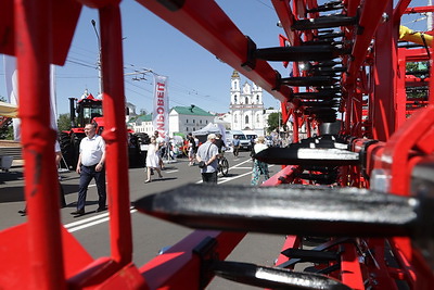 В Витебске у Летнего амфитеатра работает выставка в рамках ХI Форума регионов Беларуси и России