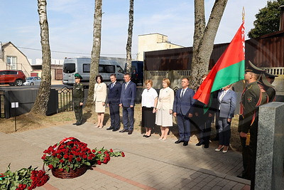 Участники Совета по взаимодействию органов местного самоуправления возложили цветы к братской могиле в агрогородке Озерцо