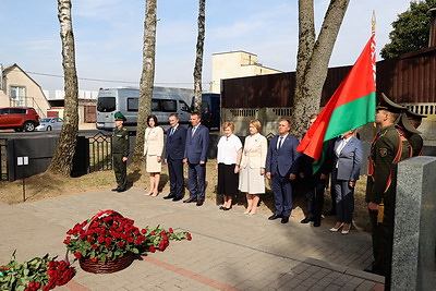 Участники Совета по взаимодействию органов местного самоуправления возложили цветы к братской могиле в агрогородке Озерцо