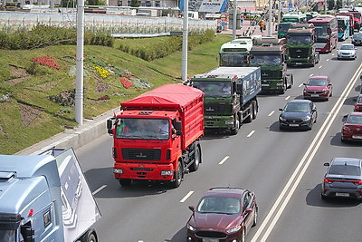 В Минске прошел парад ретро- и современной техники МАЗ