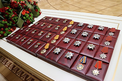 Президент вручил государственные награды заслуженным деятелям различных сфер