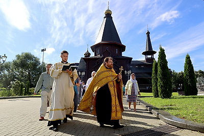 Медовая ярмарка прошла в Минске у храма-памятника в честь Всех Святых