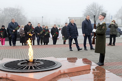 Во имя памяти. Крутой возложил цветы к мемориальному комплексу \"Курган Славы\" в Мозыре