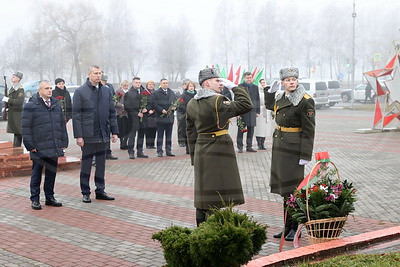 Во имя памяти. Крутой возложил цветы к мемориальному комплексу \"Курган Славы\" в Мозыре