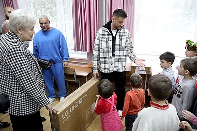 Сергей Лазарев пообщался с детьми социально-педагогического центра в Минске