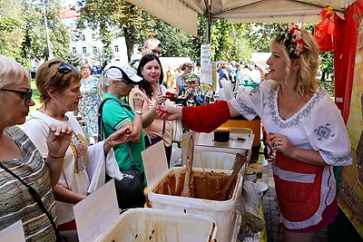 Лечебная сладость прямо с пасеки. В Полоцке отметили праздник меда