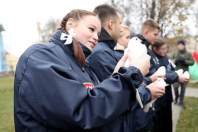 \"Будущее Беларуси в твоих руках\". Арт-объект от \"Марафона единства\" украсил один из домов Пинска