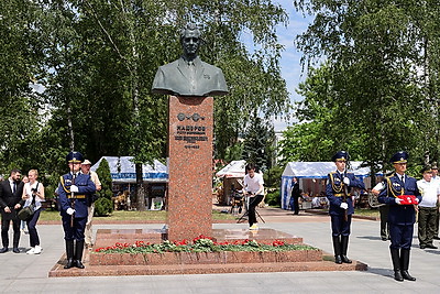 К бюсту Машерова в Витебске возложили цветы