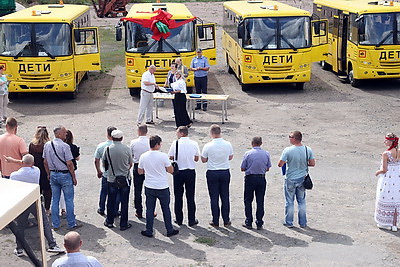 Новые школьные автобусы передали в районы Гомельской области