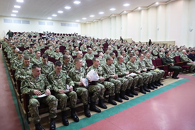 Лучших военнослужащих внутренних войск части 5448 поощрили трехдневным увольнением