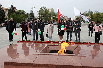 Народное возложение цветов проходит у монумента Победы в Минске