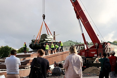 Легендарный танк Т-34 установили на площади Восстания в Гомеле