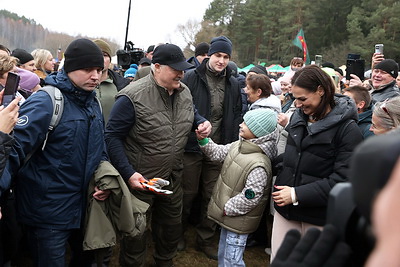 Лукашенко посетил чемпионат по колке дров среди журналистов