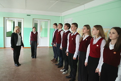 Могилевчанка Алла Ковалева учит школьников строевой подготовке
