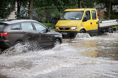 Сильный дождь залил улицы в Гродно