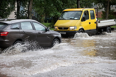 Сильный дождь залил улицы в Гродно