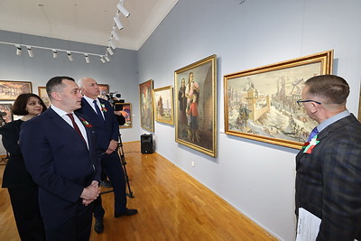 На выставке \"Цена Победы\" в Витебске представлены более 40 картин