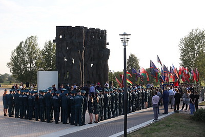 Траурный митинг и молитва состоялись у монумента \"Врата памяти\" в Тростенце