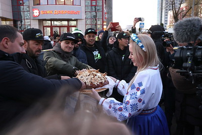 Дороги выдержали! В столице участников дрифта встретили хлебом-солью