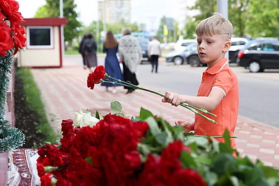 Цветы в знак скорби и соболезнований в связи с трагедией в Иране несут к посольству в Минске