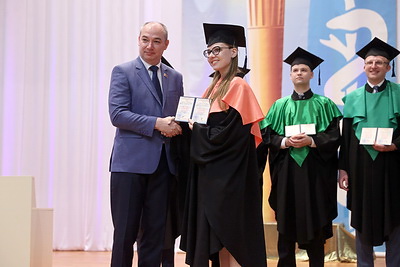 Выпускникам БГМУ вручили дипломы