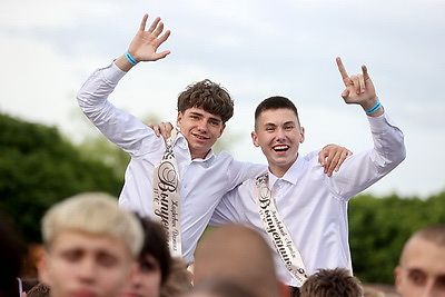 Городской выпускной в Гродно объединил около 2,5 тыс. одиннадцатиклассников