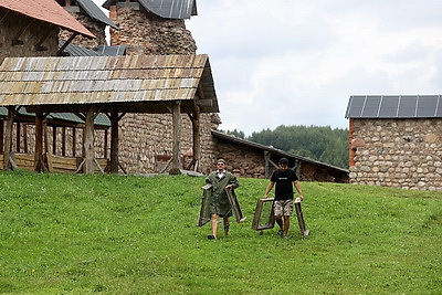 Археологи проводят исторические исследования Кревского замка