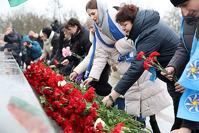 В столице в День защитников Отечества возлагают цветы к стеле \"Минск - город-герой\"