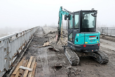 В Мозыре ведется реконструкция моста через реку Припять