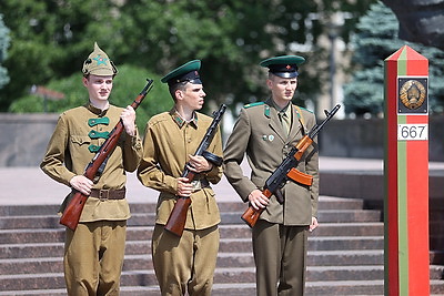 В Гродно в День пограничника прошел торжественный митинг у мемориала