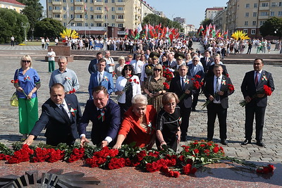 В Могилеве возложили цветы у Вечного огня на площади Славы