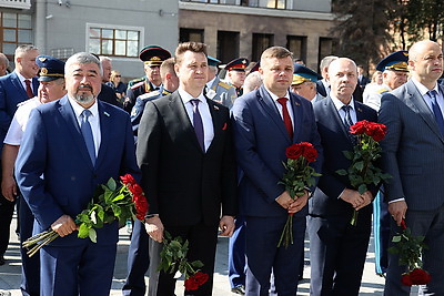 Головченко возложил цветы к памятнику генерал-майору Минигали Шаймуратову