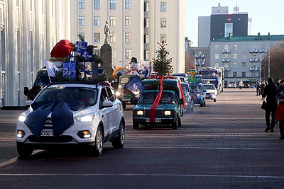 Новогодний автопарад прошел по улицам Могилева