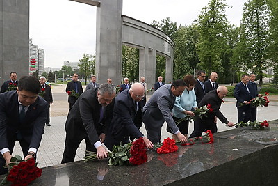 Руководство Исполкома СНГ и постпреды государств Содружества возложили цветы на Аллее Дружбы в Минске