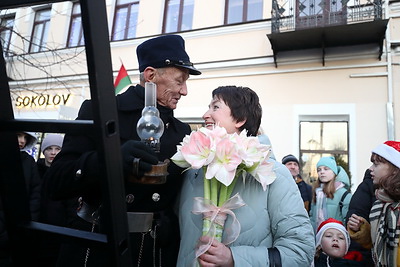 Время загадывать желания. Новогоднее дефиле Деда Мороза и его оркестра зарядило настроением брестчан