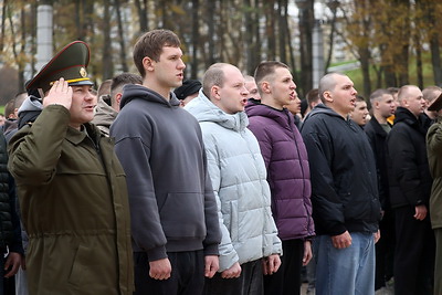 В Беларуси началась отправка призывников в войсковые части