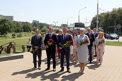 В Минске состоялась церемония возложения цветов к памятнику \"Беларусь партизанская\"