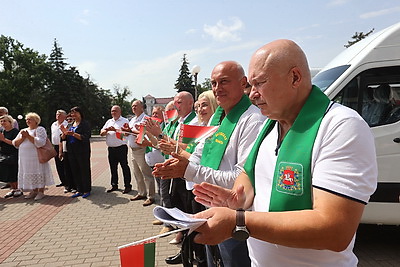 Ключи от 17 микроавтобусов для инвалидов-колясочников передали в соцучреждения