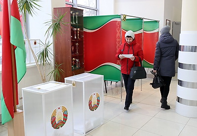 Ветеран войны Аэлита Самсонова и олимпийский чемпион Игорь Макаров проголосовали на выборах депутатов