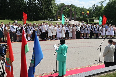 Золотые медали и аттестаты с отличием выпускникам школ Могилевского района вручили на Буйничском поле