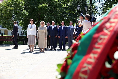 Кочанова и Матвиенко возложили венок к памятнику освобождения Полоцка