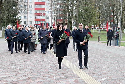 Участники выездного заседания Совета Республики возложили цветы к памятнику погибшим воинам в Шумилино