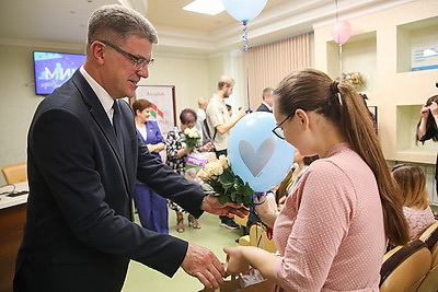 \"Здравствуй, минчанин\". В Минске поздравили матерей, родивших в День города