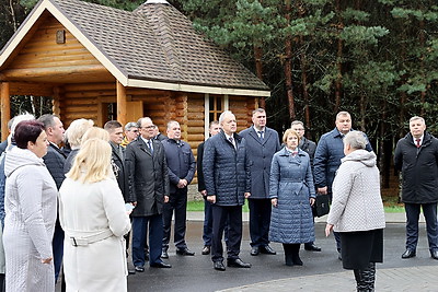 Сергеенко возложил цветы к мемориалу \"Ола\" в Светлогорском районе