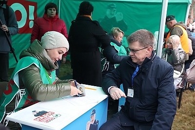 Пикет по сбору подписей для выдвижения Александра Лукашенко кандидатом в Президенты прошел на чемпионате по колке дров